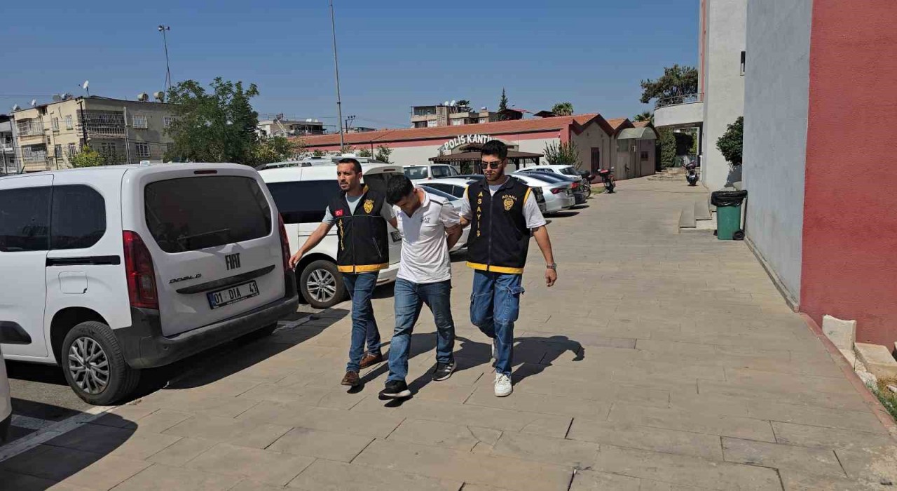 O anlar kamerada: 2 iş yerini soydu, 3üncüde suç üstü yakalandı