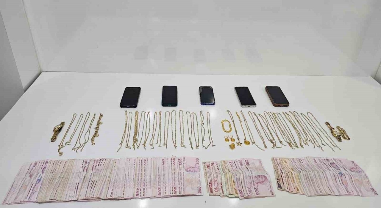 O anlar kamerda: Kuyumcuları sahte altınla dolandırdılar, yakalandılar