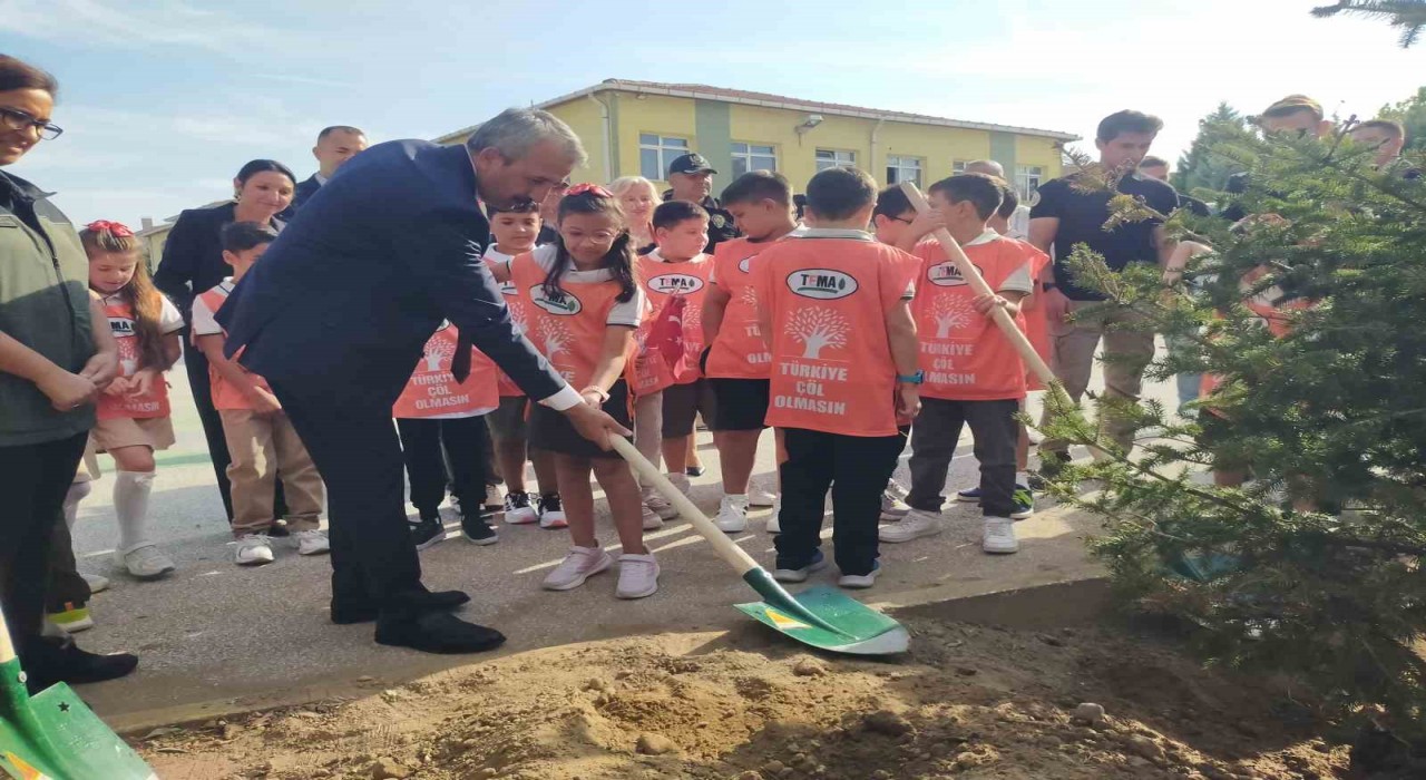 Öğrenciler fidan dikerek derse başladı