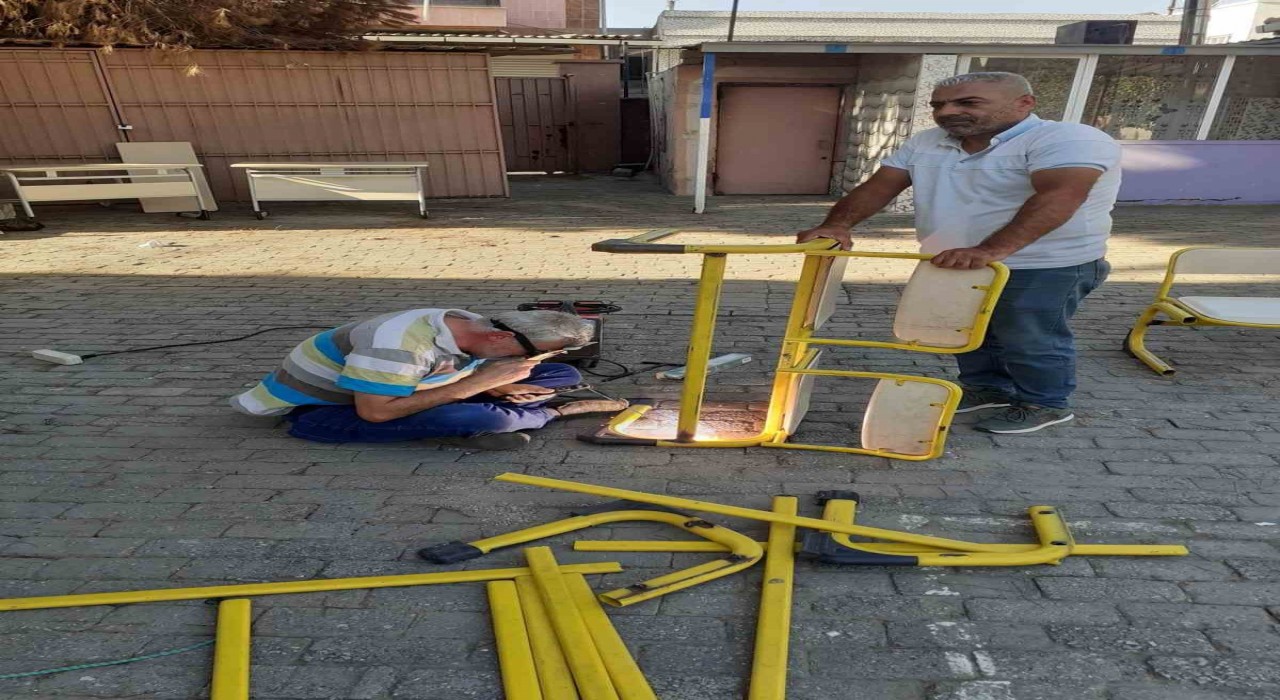 Öğrencileri için kaynak makinesinin başına geçti