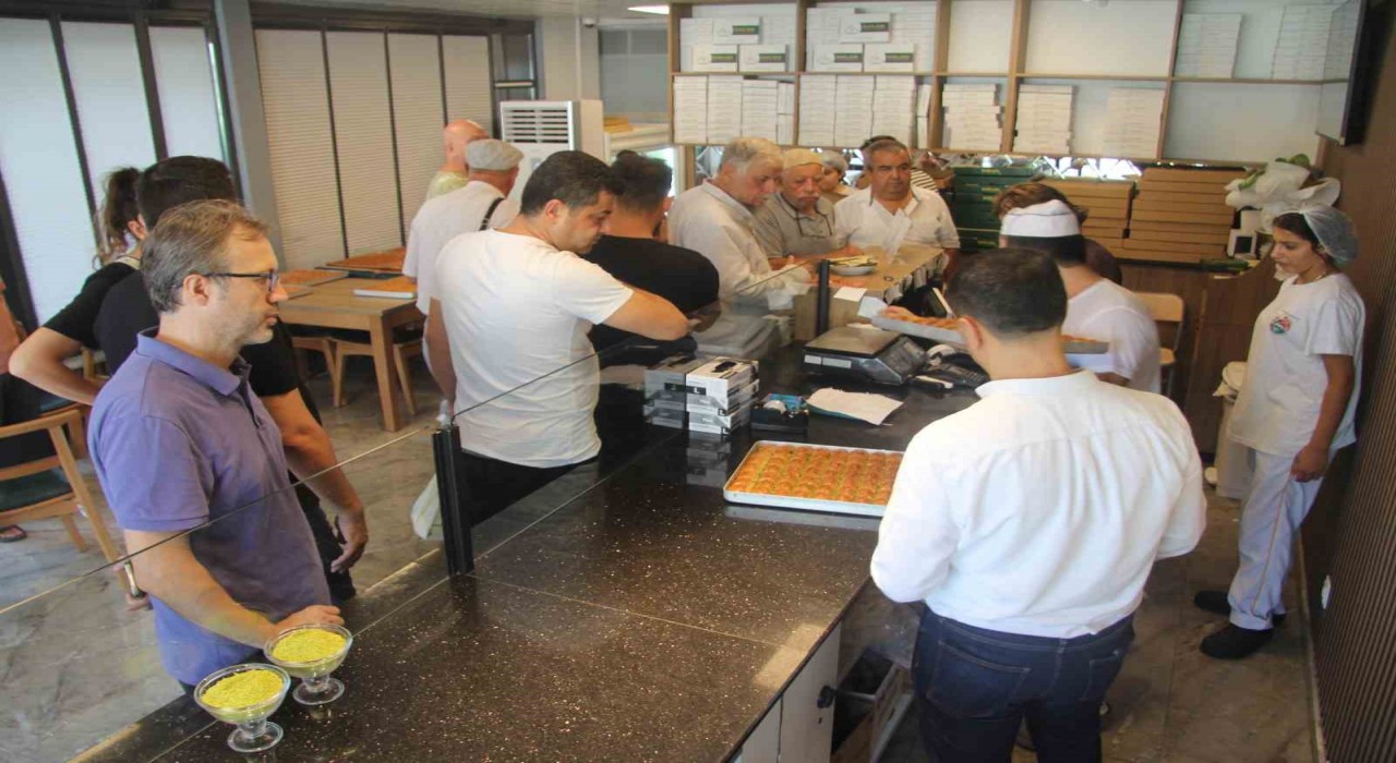 Öğrencilerin uygun fiyata ürettiği baklava için sıraya giriyorlar