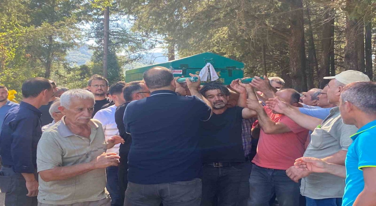 Öğretmen babanın en ağır yükü: Okul bahçesinde fenalaşan oğlunun tabutunu bir an olsun bırakmadı