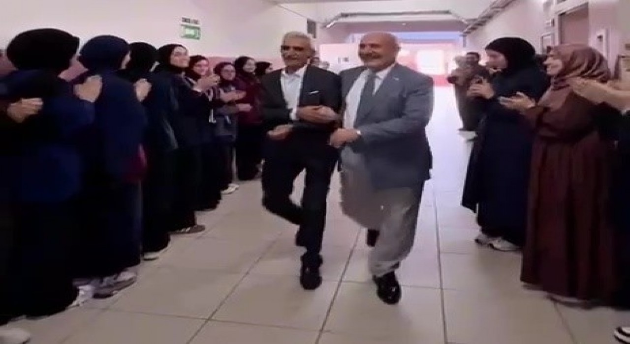 Öğretmenliğe sürpriz ile veda etti