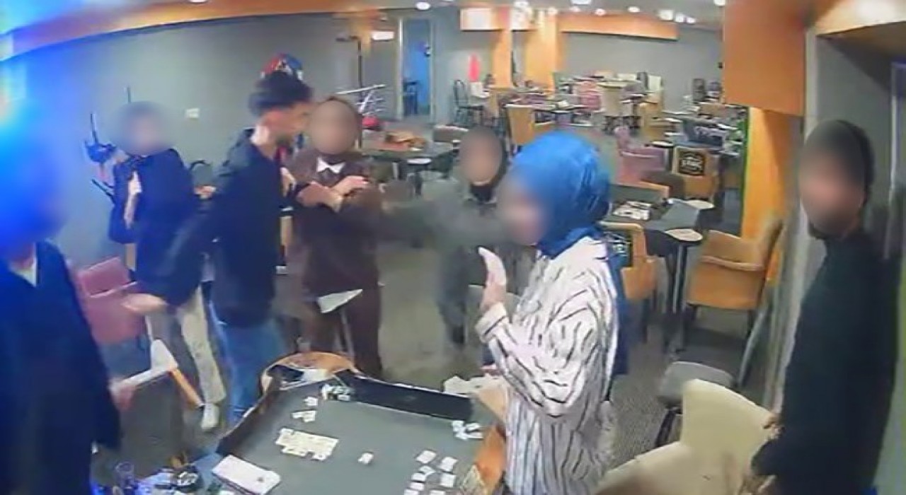 Okey masasını sallama bıçağı ile dağıttı