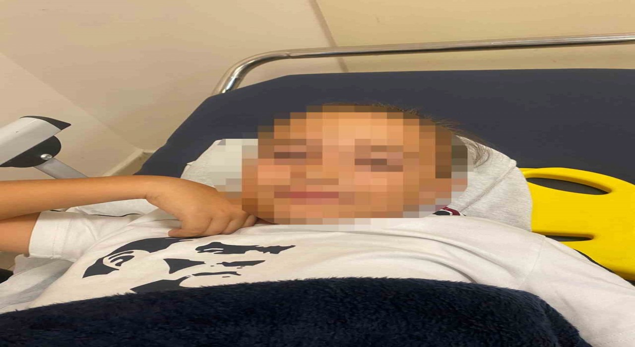 Okul bahçesinde bayrak direği öğrencilerin üzerine devrildi: 1 çocuk yaralandı