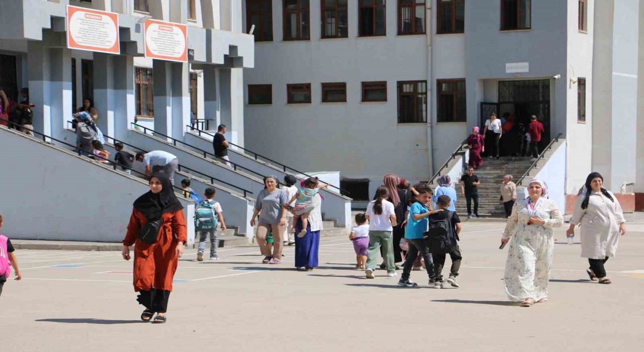Okulun ağır hasarlı olduğu ortaya çıktı, eğitimin başlamasına 2 gün kala öğrenciler başka okula nakledildi