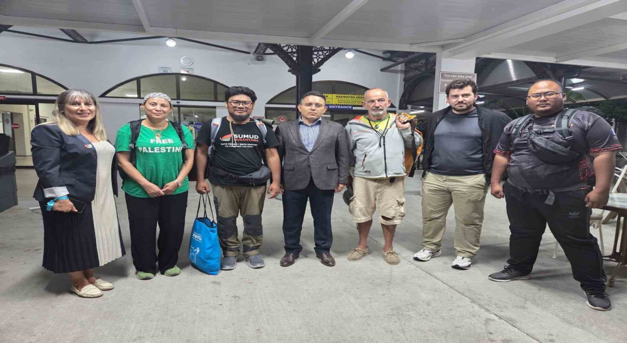 Olumsuz hava şartları nedeniyle Sumud Filosundan ayrılan 4 aktivist Marmarise geldi