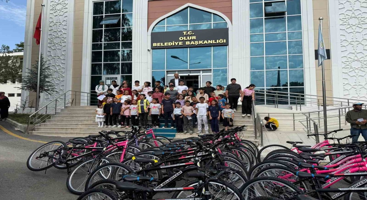 Olur Belediyesi 125 çocuğa bisiklet  hediye etti