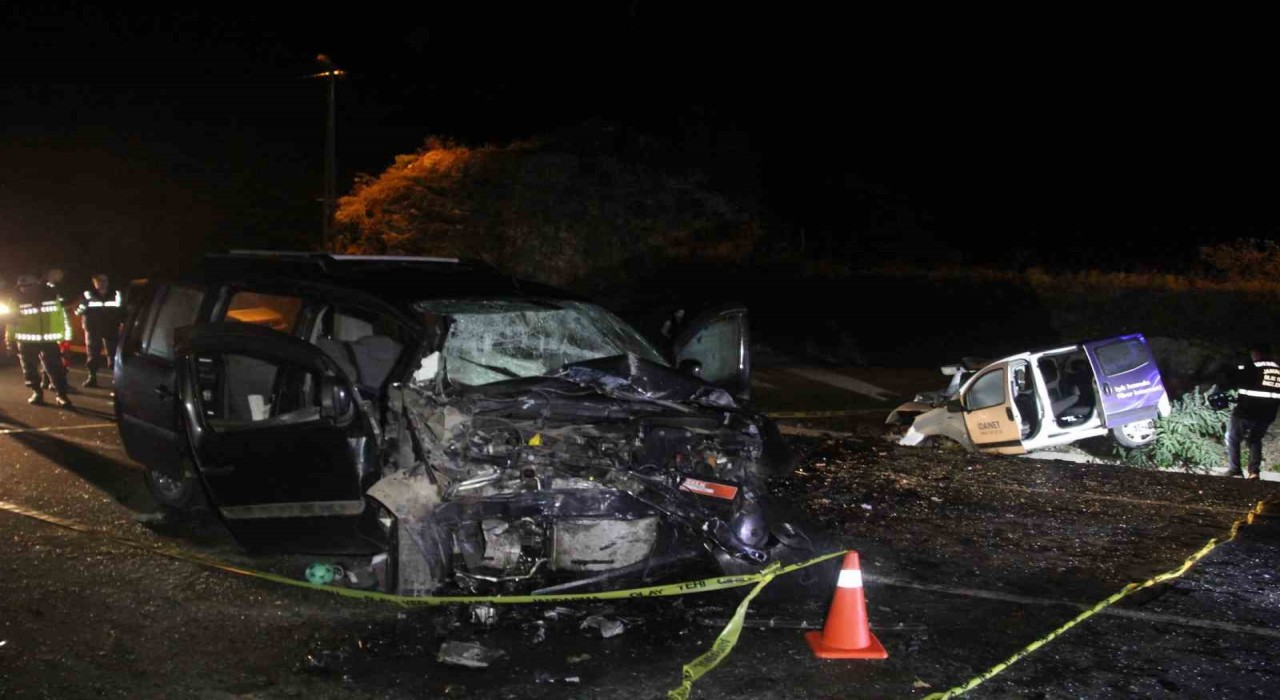 Orduda 2 hafif ticari araç kafa kafaya çarpıştı: 1 ölü, 2 yaralı