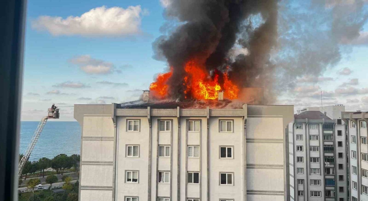 Orduda 7 katlı binanın çatısı alev alev yandı