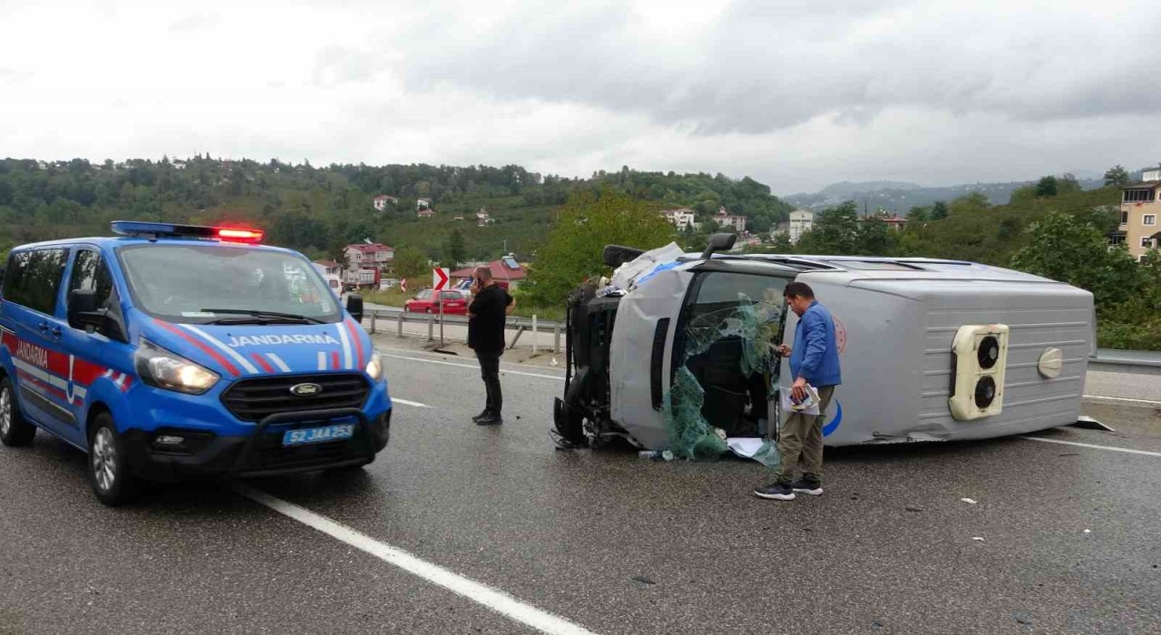Orduda hasta nakil araç devrildi: 1 yaralı
