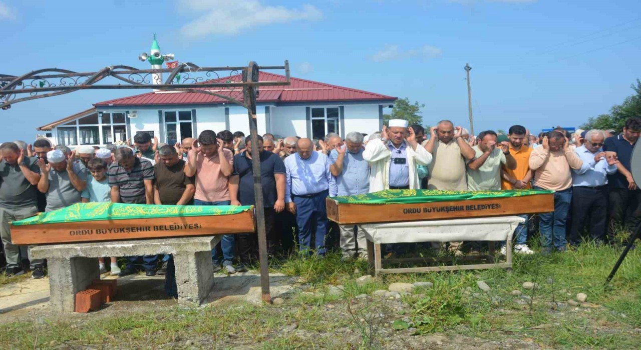 Orduda su gideri cinayetinde ölen 2 kardeş toprağa verildi