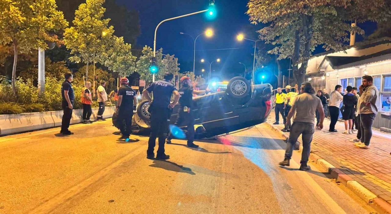 Orta refüje çarpan otomobil takla attı: 1 yaralı