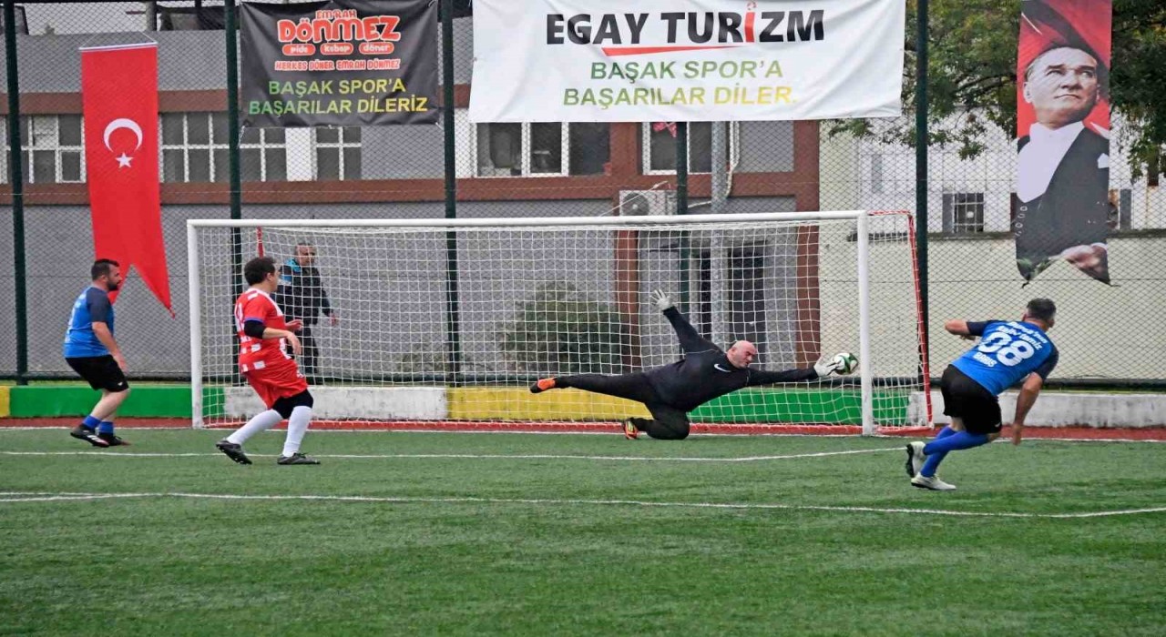 Osmangazide geleneksel halı saha turnuvası başladı