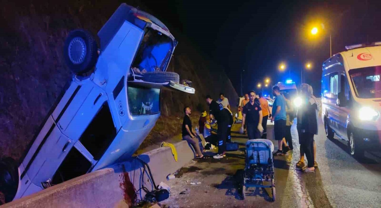 Osmaniyede aynı yönde iki otomobil kaza yaptı: 3 yaralı