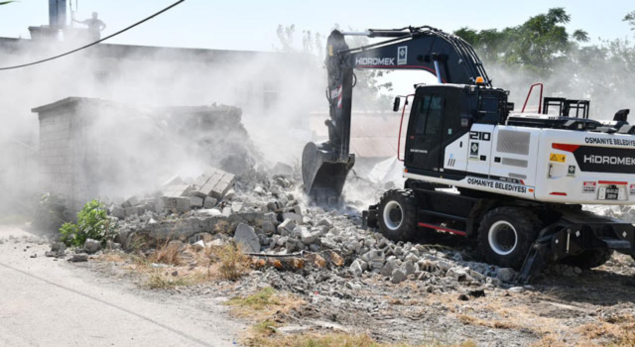 Osmaniye’de Metruk Binalar Yıkılıyor