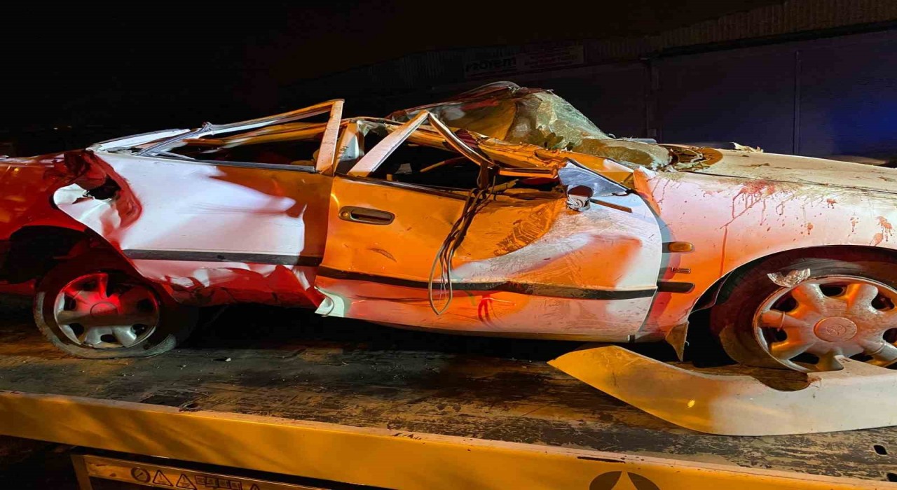 Osmaniyede otomobil direğe çarptı: Kazada genç sürücü hayatını kaybetti