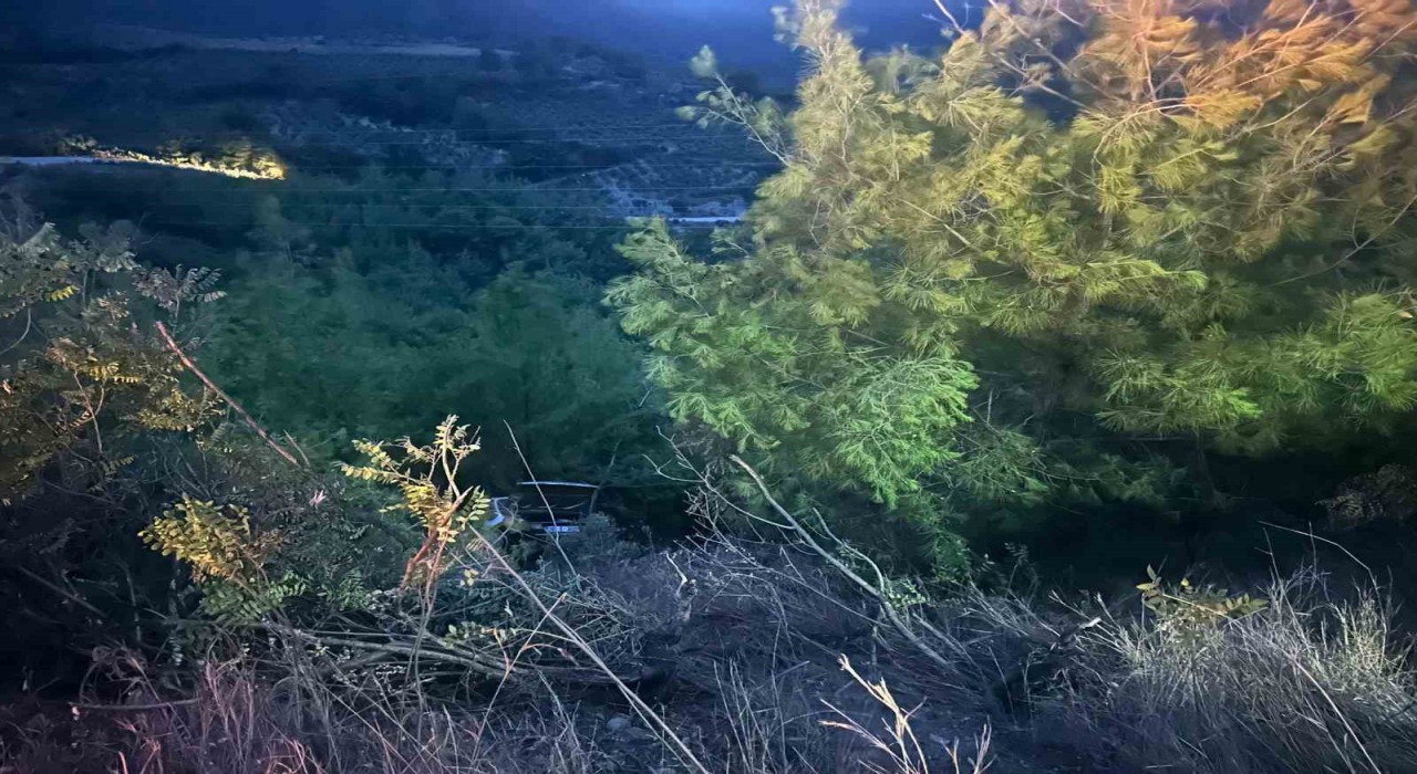 Osmaniyede otomobil uçuruma yuvarlandı: 3 yaralı