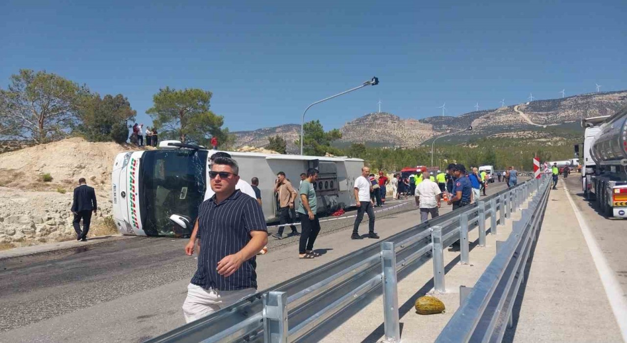 Otobüs ile kamyon çarpıştı:  Ölü ve yaralılar var