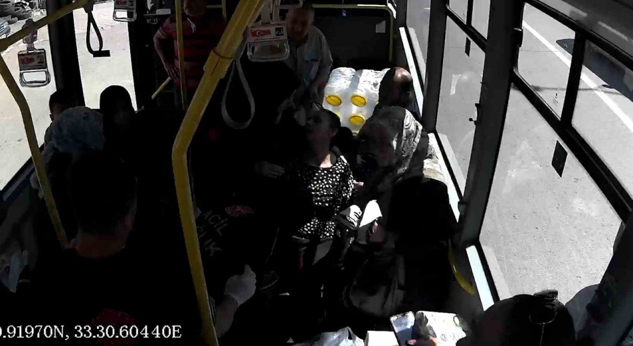 Otobüs şoförü fenalaşan kadın için zamanla yarıştı: O anlar kamerada