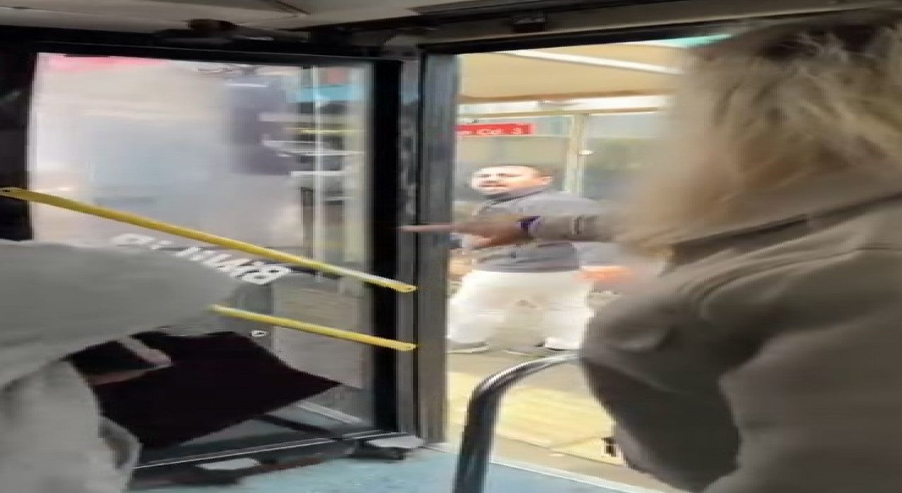 Otobüs sürücüsü yolculara küstü otobüsü durağa çekip kendisi aşağıya indi