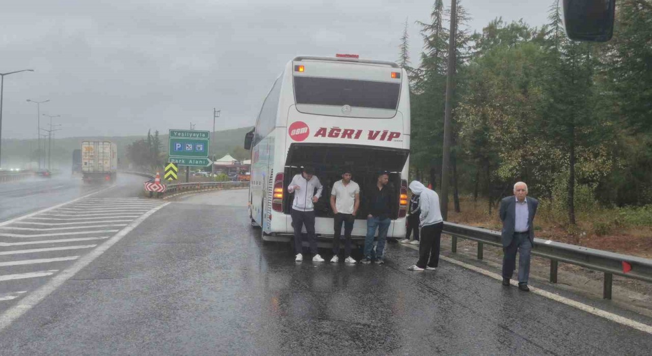 Otobüsler çarpıştı, yolcular ıslanmamak için bagaj kapaklarını açtılar