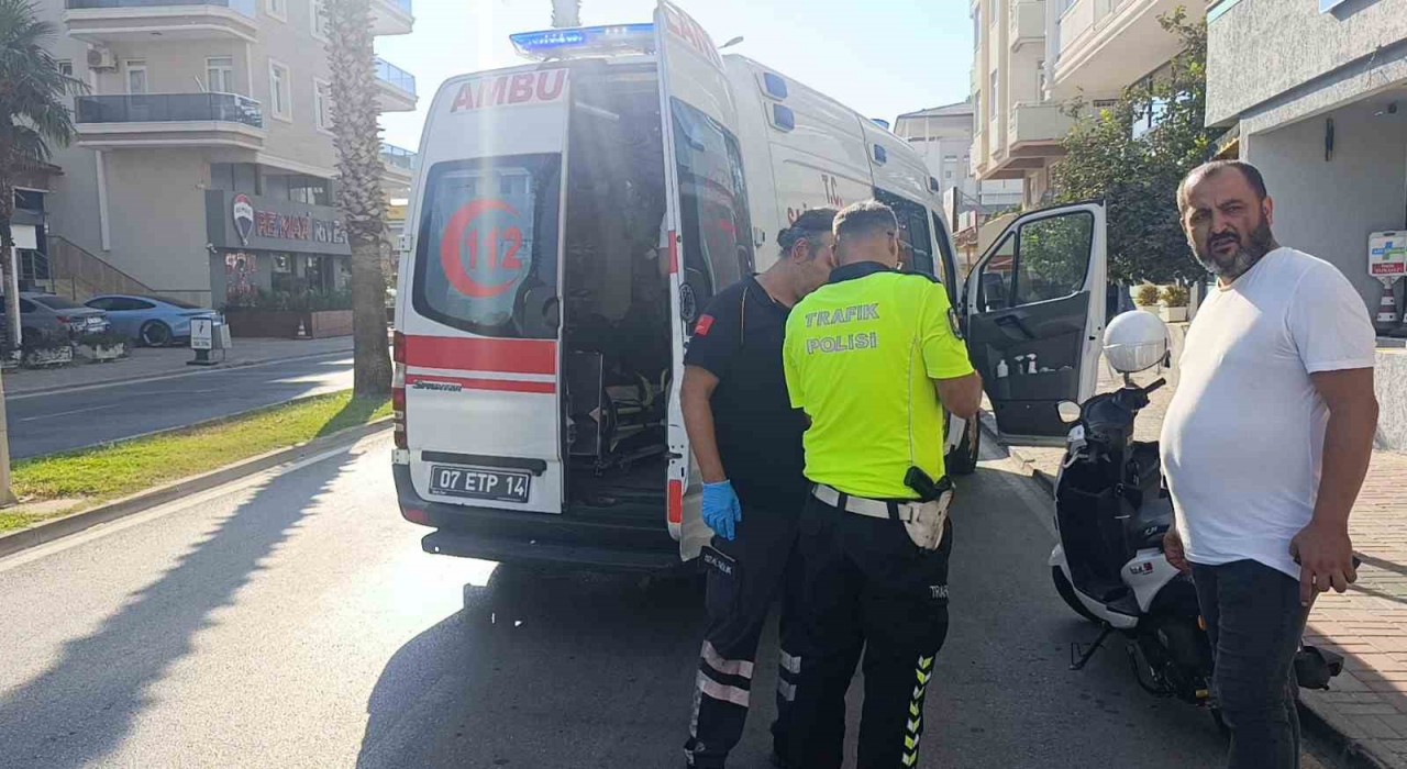 Otomobil ile çarpışan motosikletli yaralandı: Kaza anı güvenlik kamerasında