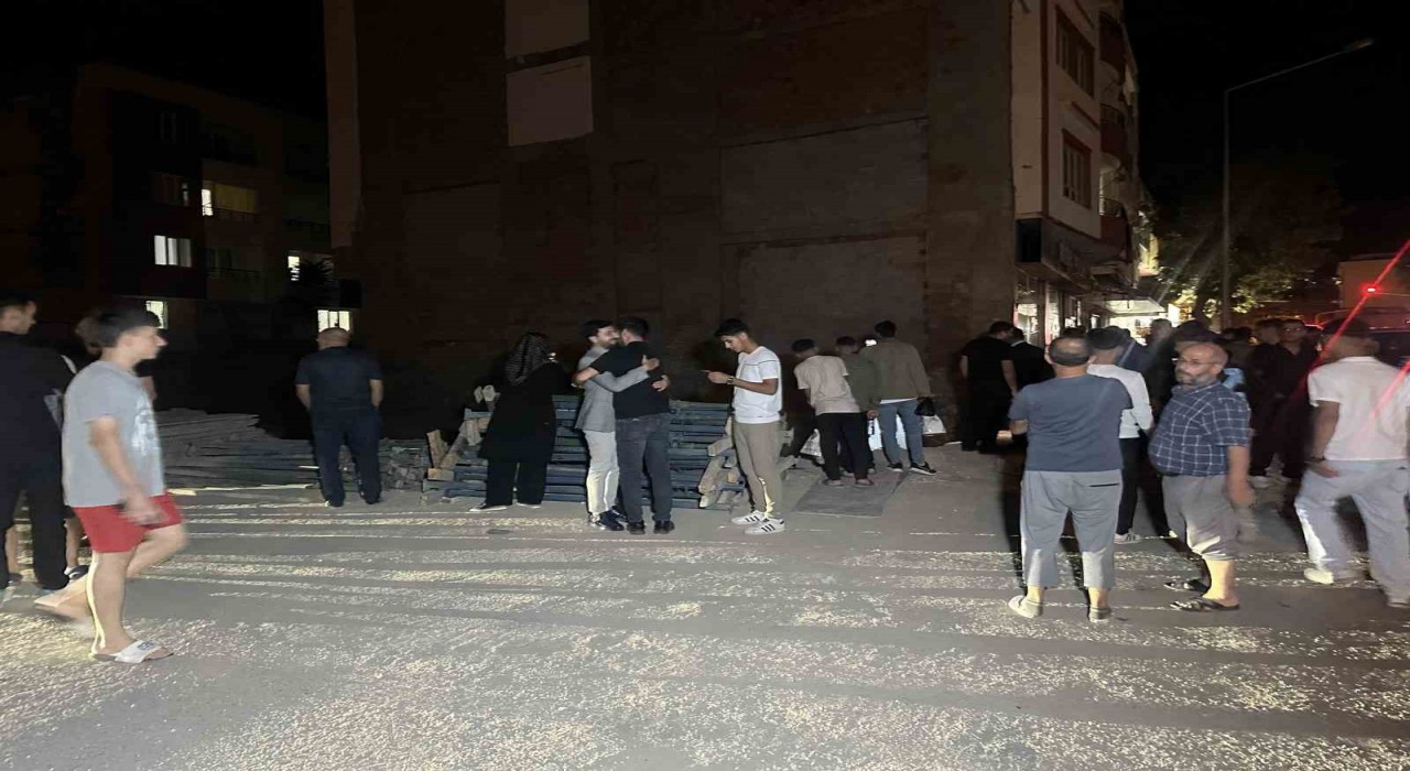 Otomobil inşaat temeline düştü: 1i ağır 4 yaralı