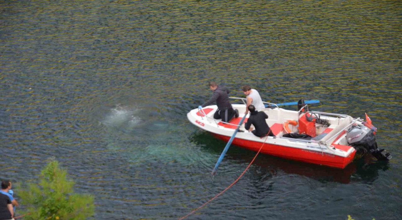 Otomobil Kızılırmaka uçtu: Anne ile çocuğu öldü, doktor baba yaralandı