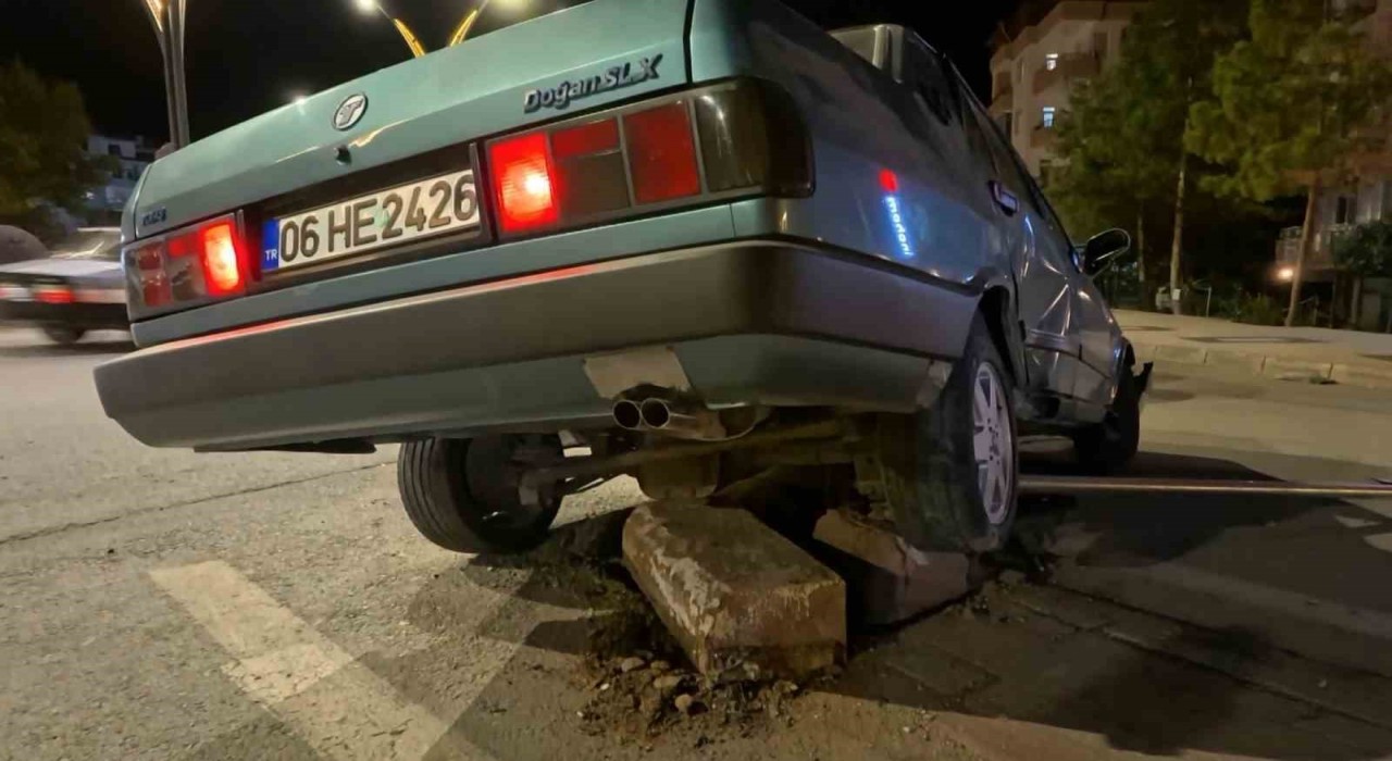 Otomobil refüje çıktı, kazanın ardından araçtan inip kaçtılar