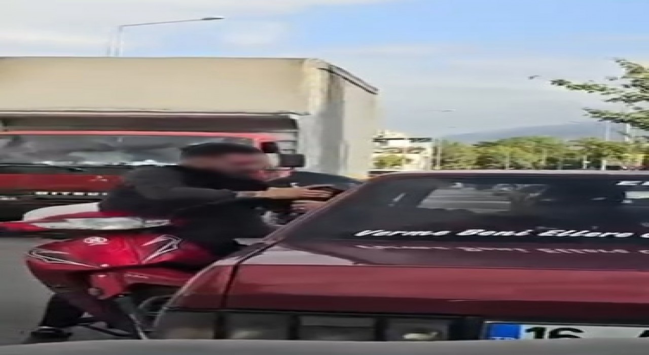 Otomobil sürücüsü dışarıya çıkmayınca motosikletli camdan içeri girmeye çalıştı