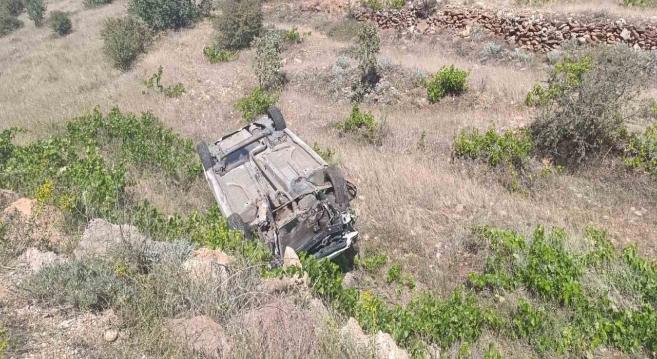 Otomobil takla atıp hurdaya döndü: Sürücü hafif sıyrıklarla kurtuldu