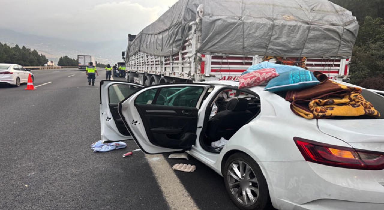 Otomobil Tıra Arkadan Çarptı: 4 Ağır Yaralı