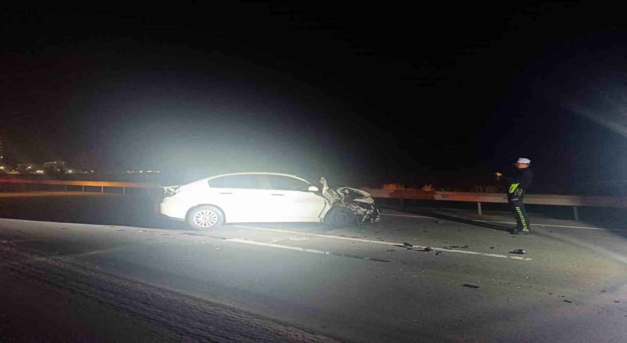 Otomobil traktörün römorkuna çarptı: 2 yaralı