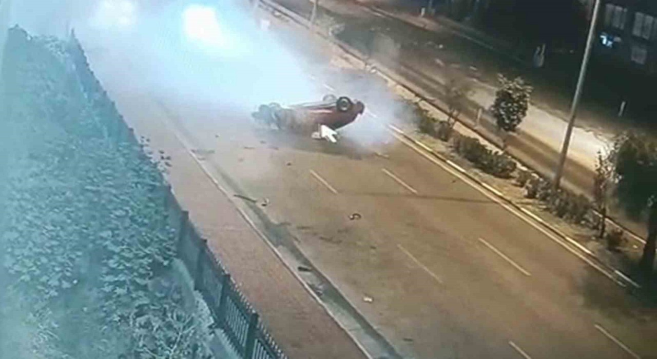 Otomobilin, kaldırımda yürüyen yayaların arasına daldığı anlar kamerada