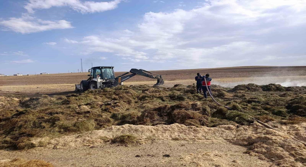 Özalpta çıkan yangında 700 bağ ot, 7 ton saman kül oldu