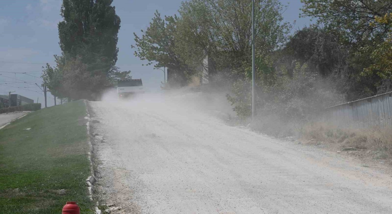 (ÖZEL) Baksandaki alt yapı çalışmaları sonrası yollar toz duman