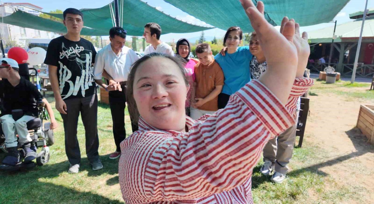 Özel çocuklar ve aileleri Gedizdeki piknikte buluştu