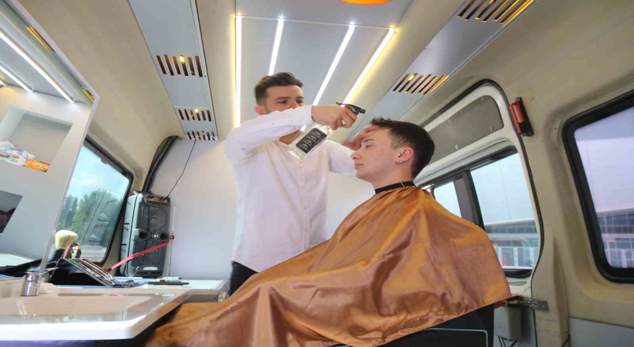 (ÖZEL) Tek telefonla müşterinin ayağına giden berber dükkânı