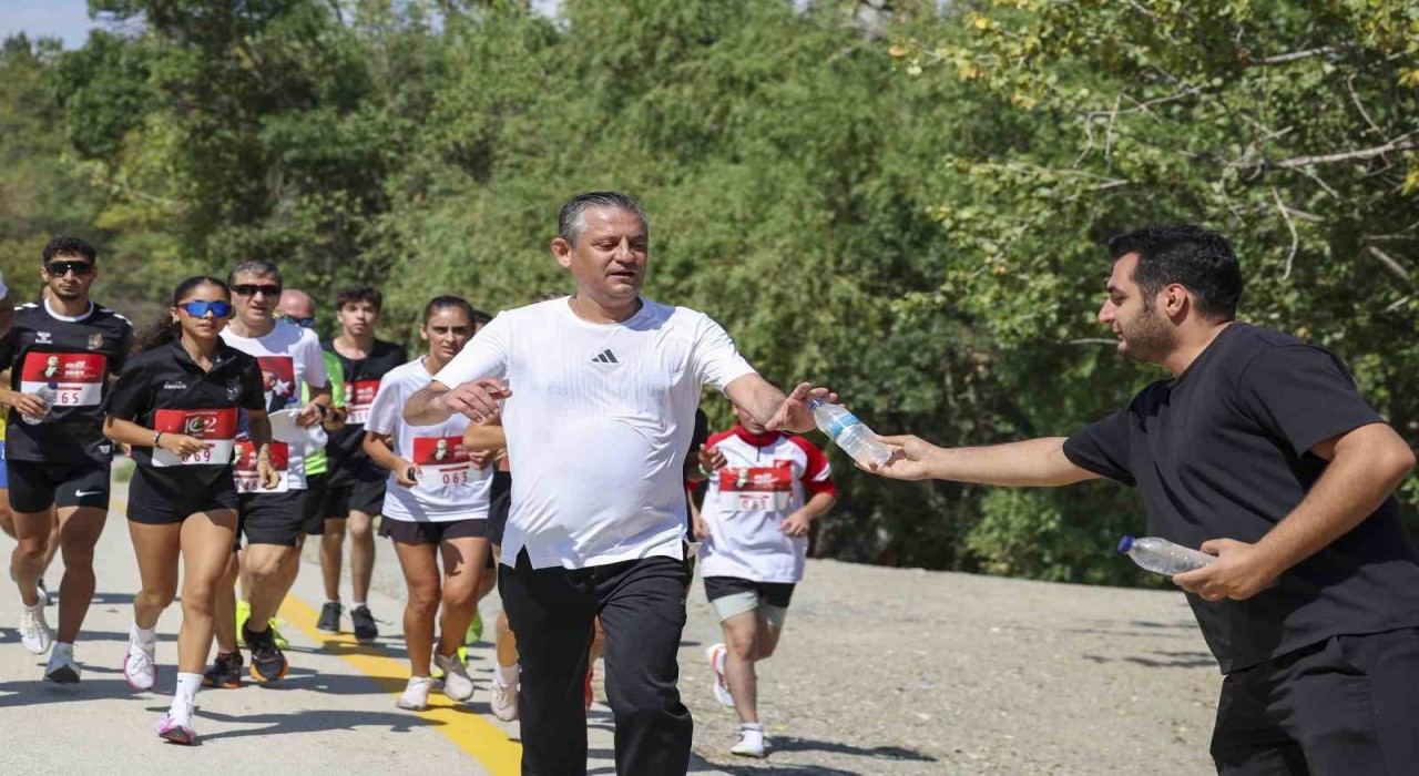 Özgür Özel, CHP 102nci Yıl Koşusuna katıldı