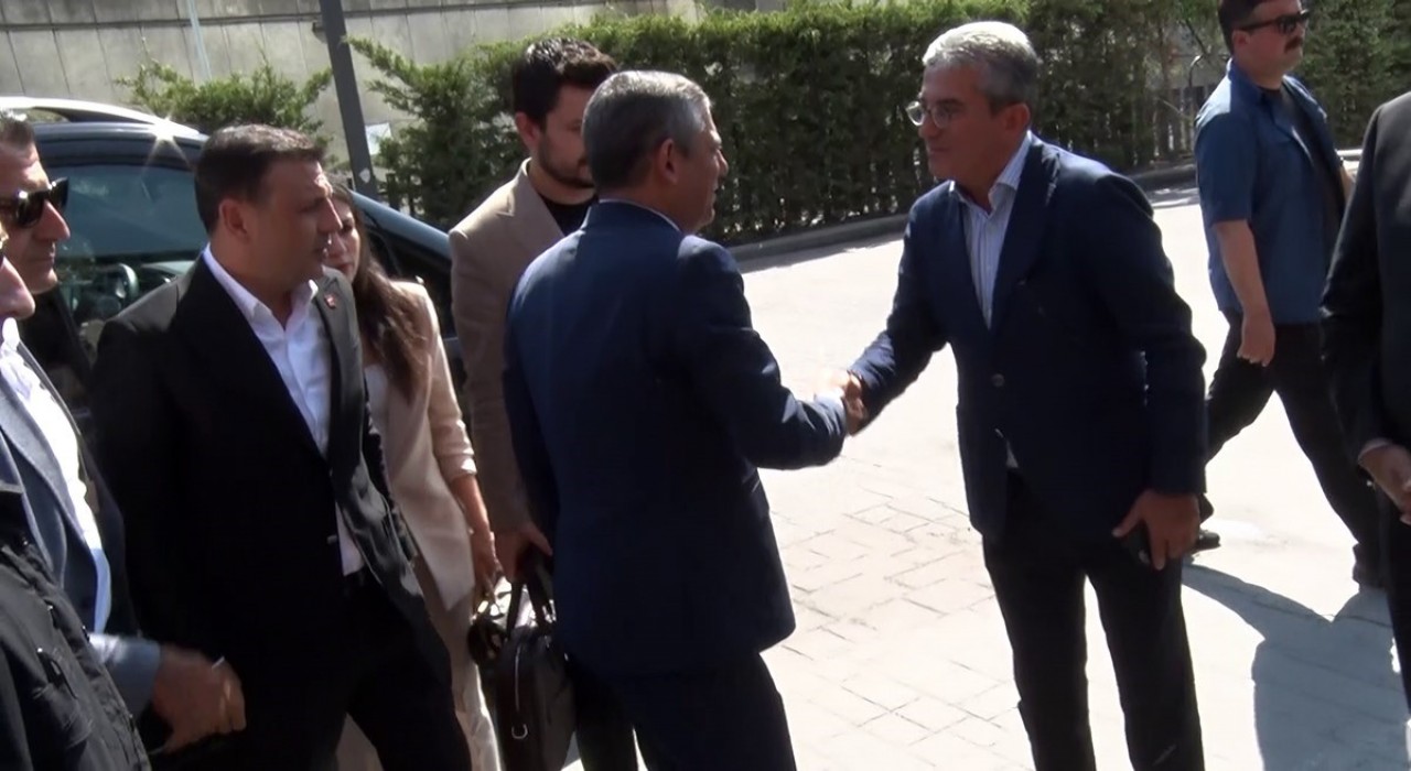 Özgür Özel ve DEM Parti heyeti CHPnin Sarıyerdeki binasına geldi