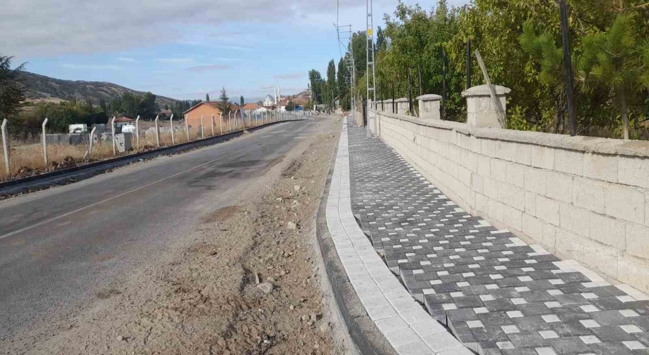 Özükavak Belediyesinden Şeyhyakup Caddesinde kaldırım düzenlemesi