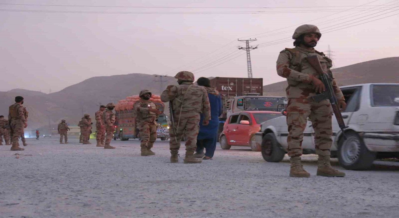 Pakistanda çatışma: 12 asker hayatını kaybetti, 13 terörist öldürüldü