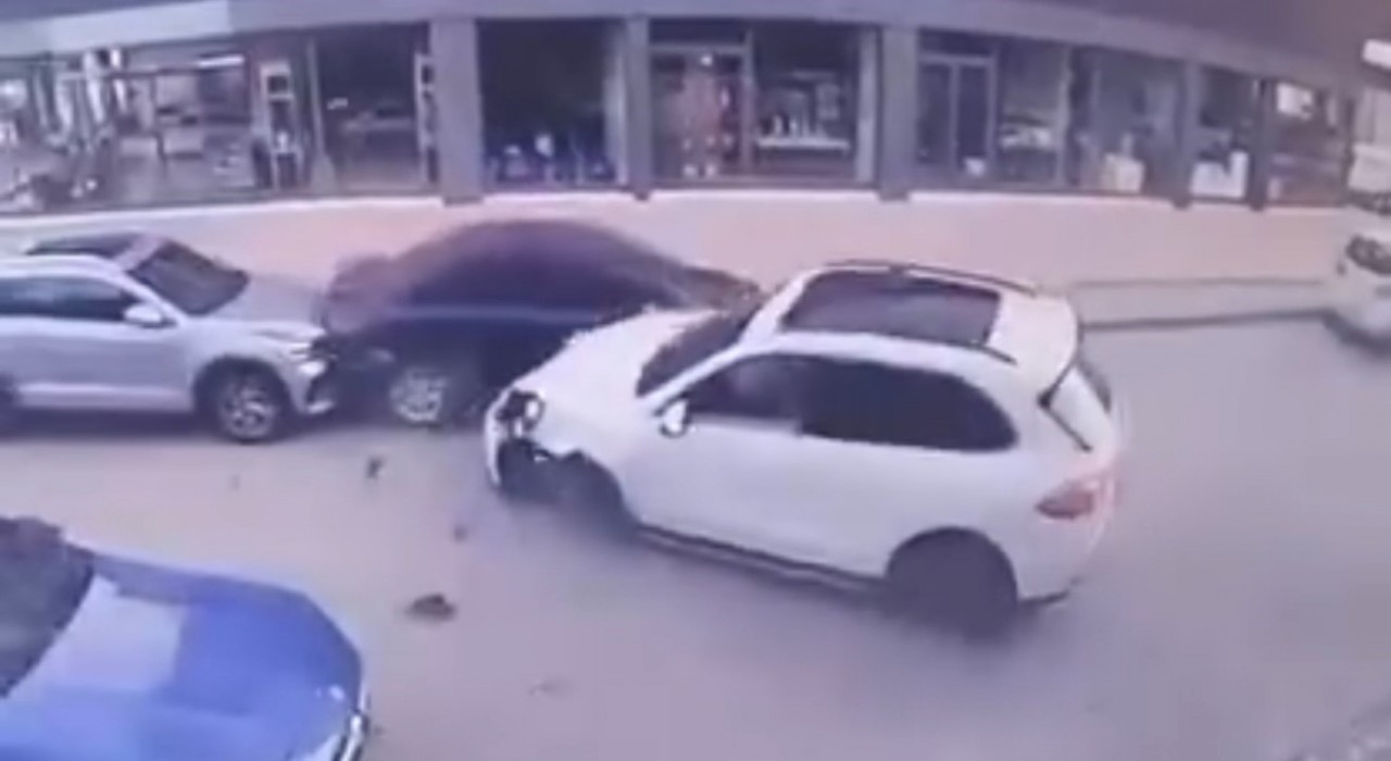 Panelvan ile çarpışan Porschenin tekeri koptu