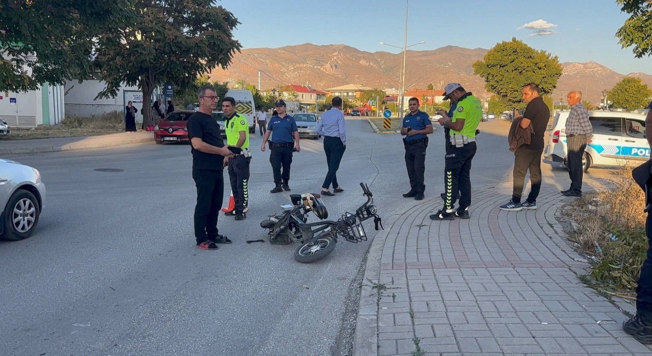 Panelvanın çarptığı elektrikli bisikletteki çocuk ağır yaralandı