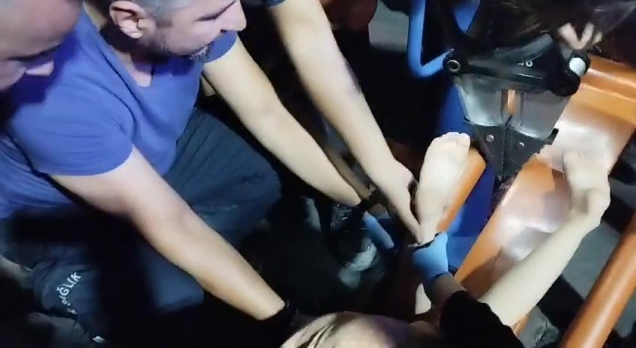 Parkta ayağı sıkışan çocuğun yardımına itfaiye yetişti