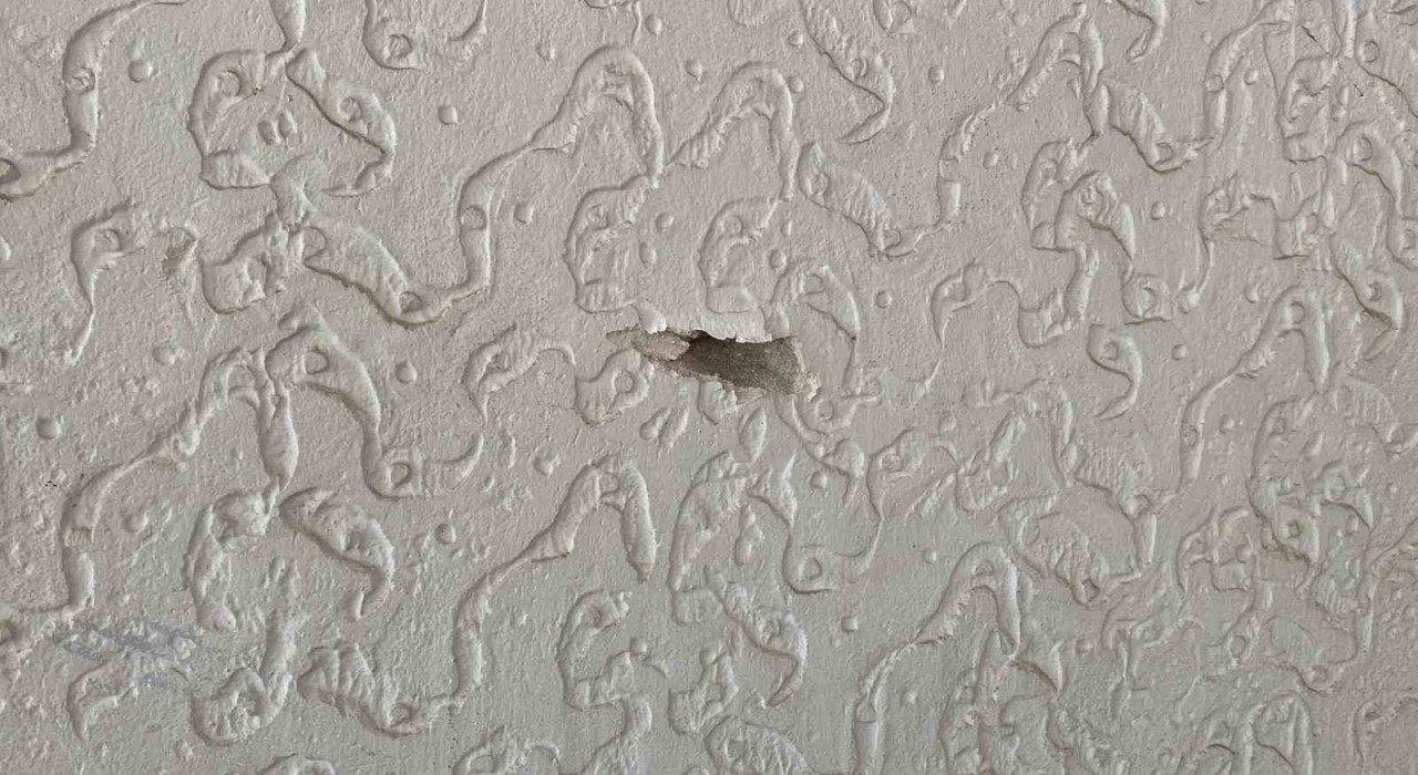 Patenle kayarak iş yeri kurşunladı: O anlar kamerada