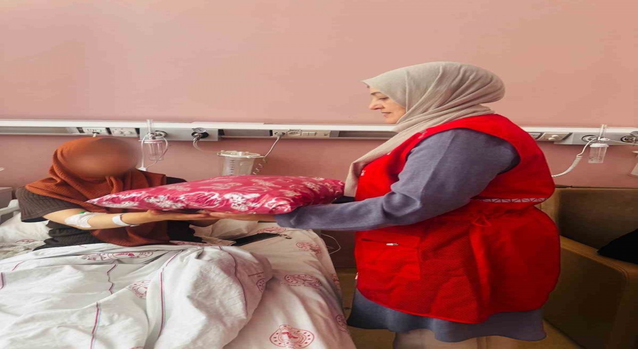 Patnos Kızılaydan annelere ve yeni doğanlara Sevgi Bohçası hediyesi