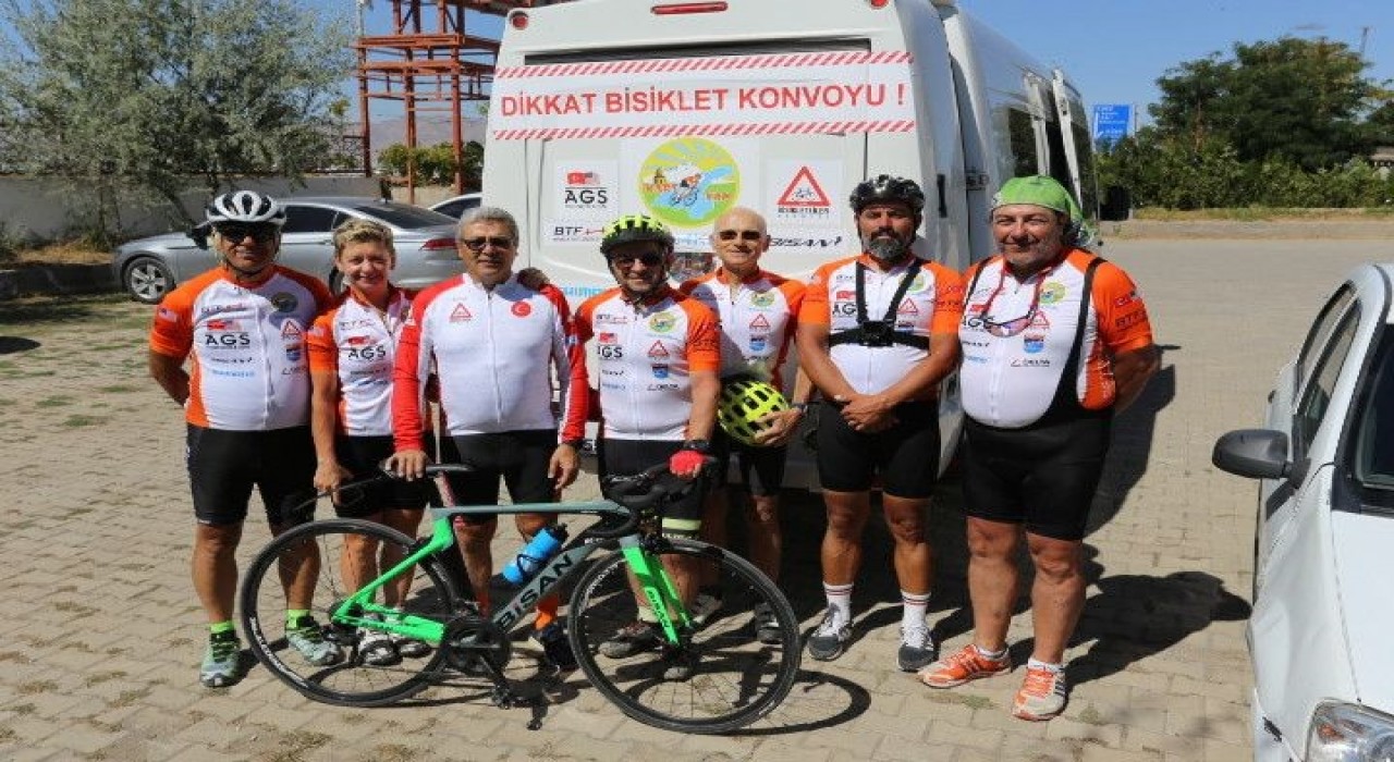 Patnosa gelen Türk ve ABDli bisikletlilerden eğitime destek
