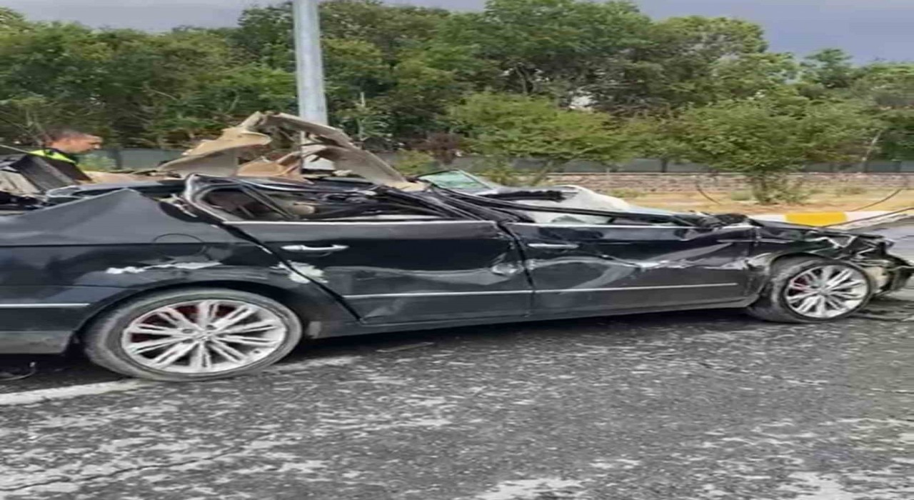 Patnosta koyun yüklü tır otomobile çarptı